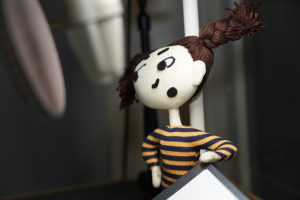 Marie vor einem Mikrofon und Marion Kinzig spricht das Hörbuch ‚Marie und ihre Abenteuer‘ ein.“