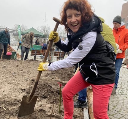 Marion pflanzt ein Bäumchen beim Tiny‑Forest‑Event in Frankfurt – Erlebnisbericht