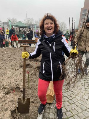 Marion pflanzt ein Bäumchen beim Tiny‑Forest‑Event in Frankfurt – Erlebnisbericht
