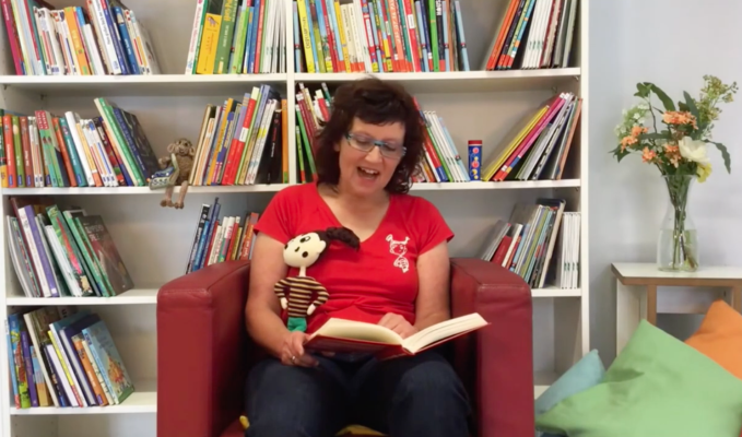 Marion liest ‚A millionische Beul‘ – Osterlesung auf YouTube, Marie auf dem Schoß