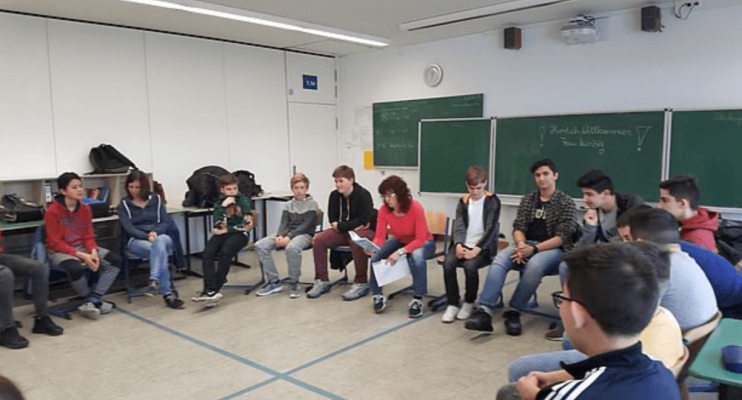 Marion liest ihre Geschichte ‚Richtiger Mut‘ in der Geschwister‑Scholl‑Schule Winnenden – Mundart‑Stunde