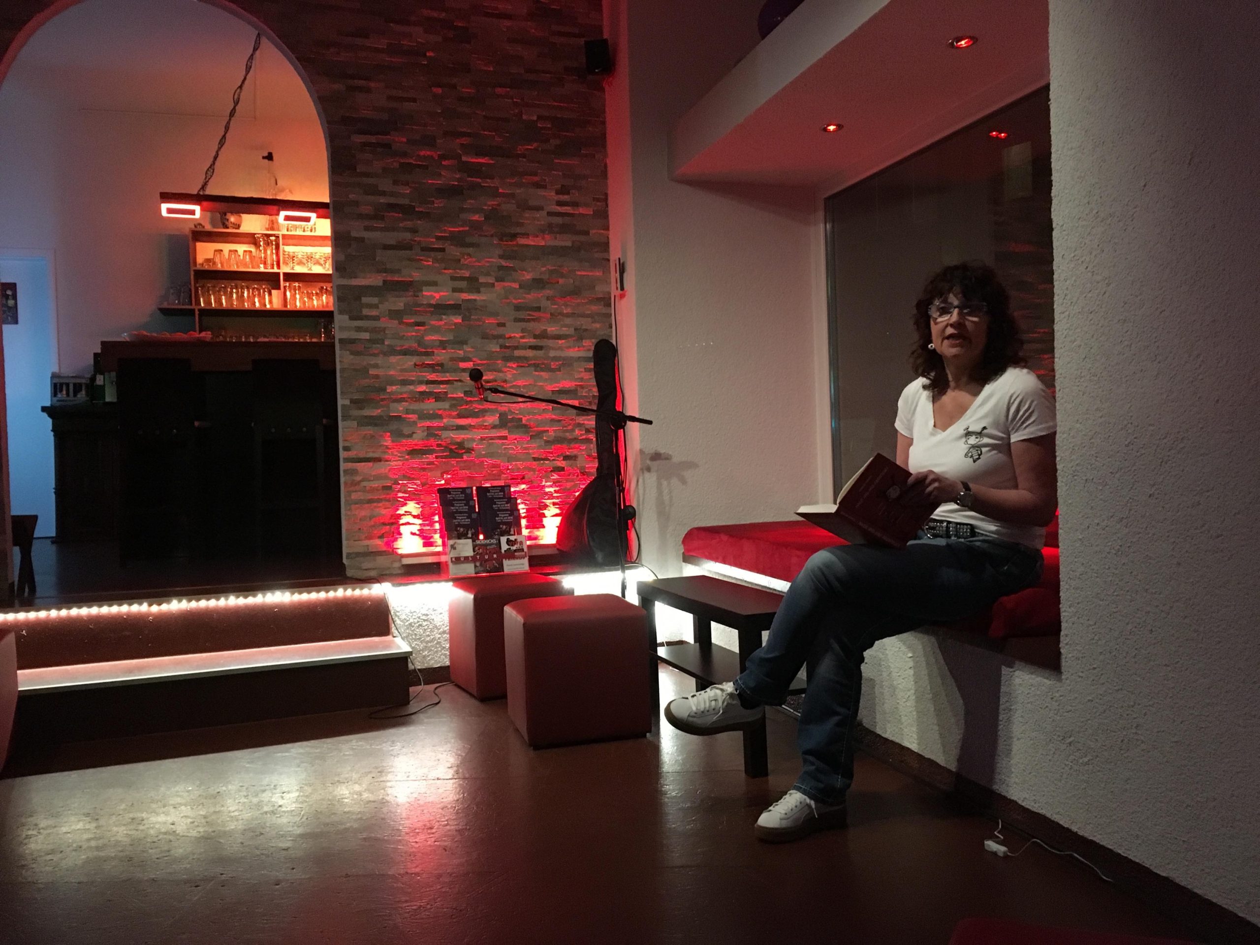 Marion Kinzig bei einer Lesung.