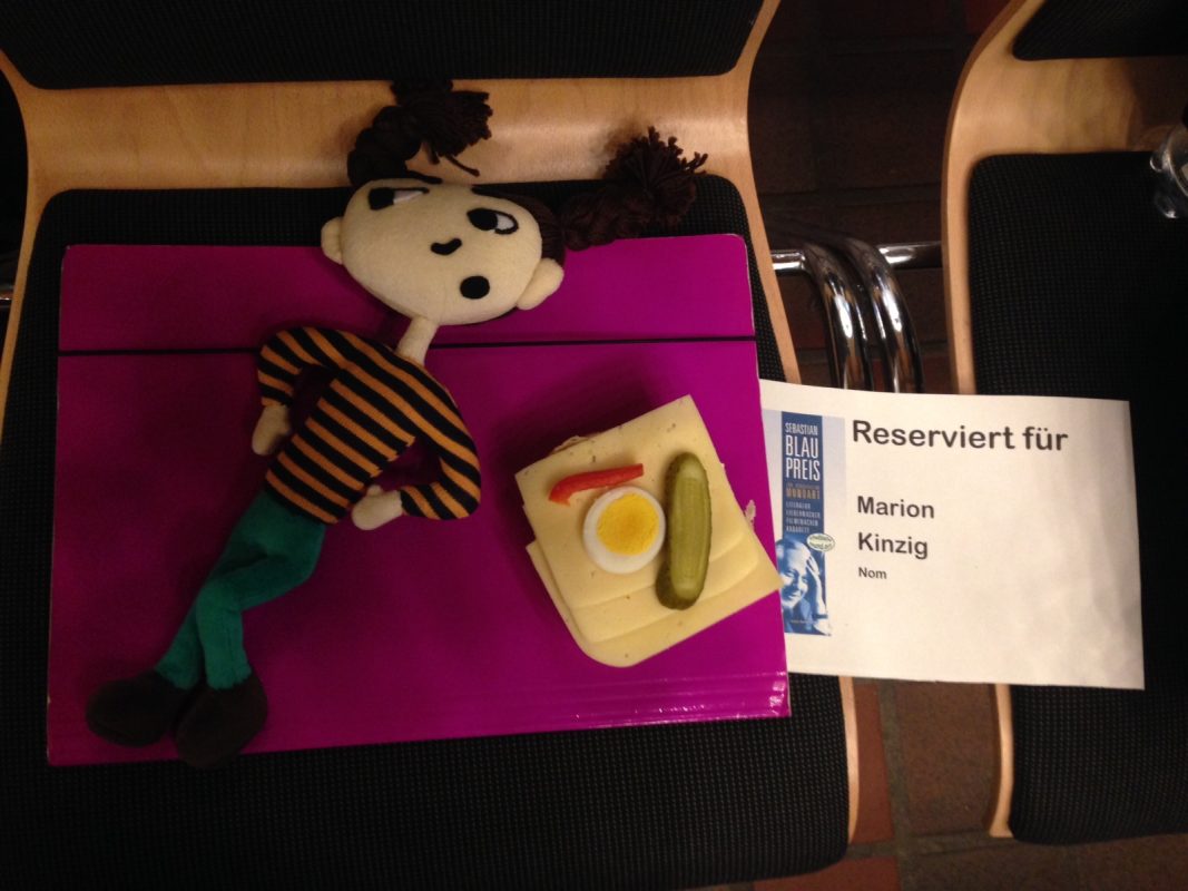 Blau-Preis-Nominierung Marion Kinzig 2018 - Marie wartet mit mir auf meinen Auftritt.