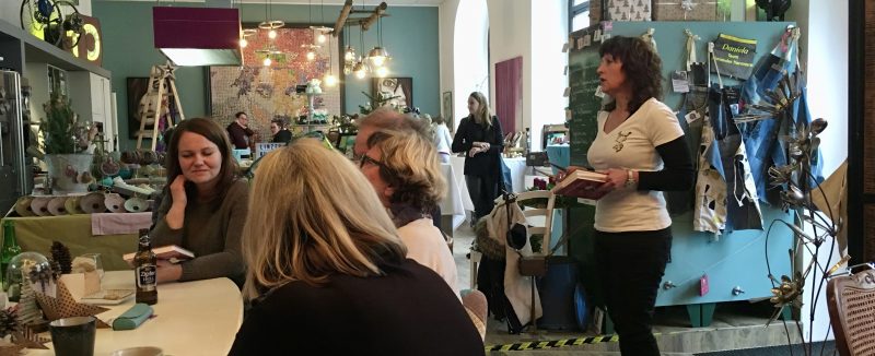 Marion Kinzig liest vor interessiertem Publikum.