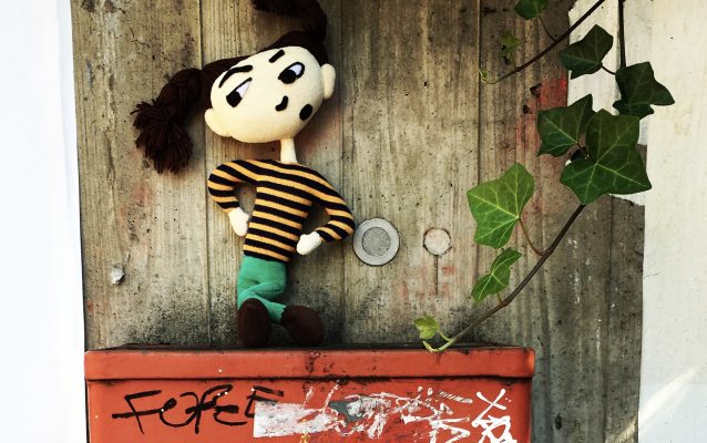 Marie sitzt auf einem alten, verlotterten Kaugummiautomaten – schwäbische Kurzgeschichte