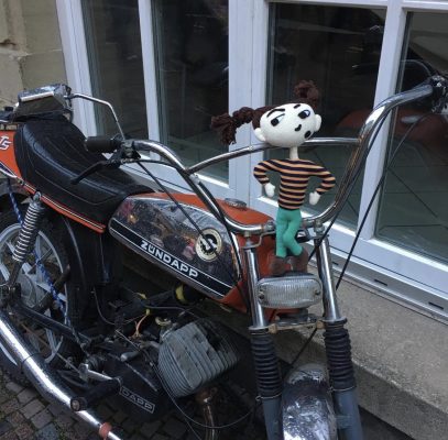 Marie sitzt auf einem alten Zündapp‑Moped – schwäbische Kurzgeschichte über Retro und Teenager‑Zeit