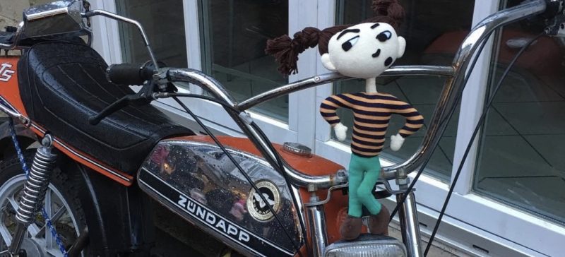 Marie sitzt auf einem alten Zündapp‑Moped – schwäbische Kurzgeschichte über Retro und Teenager‑Zeit
