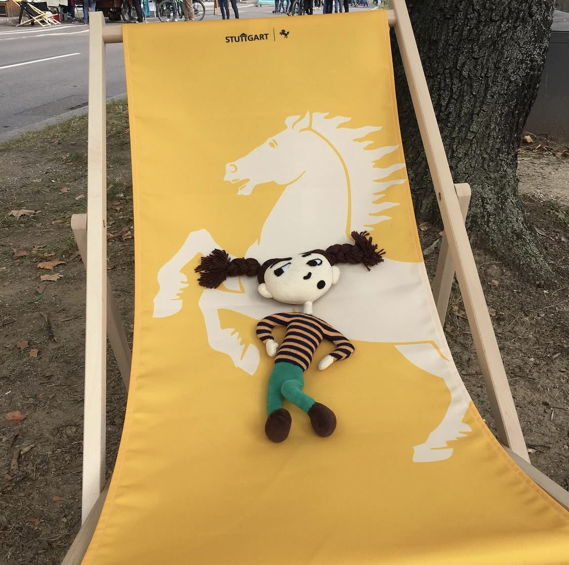 Kinderbuch ‚Marie und ihre Abenteuer‘ im Liegestuhl mit Stuttgarter Pferdle