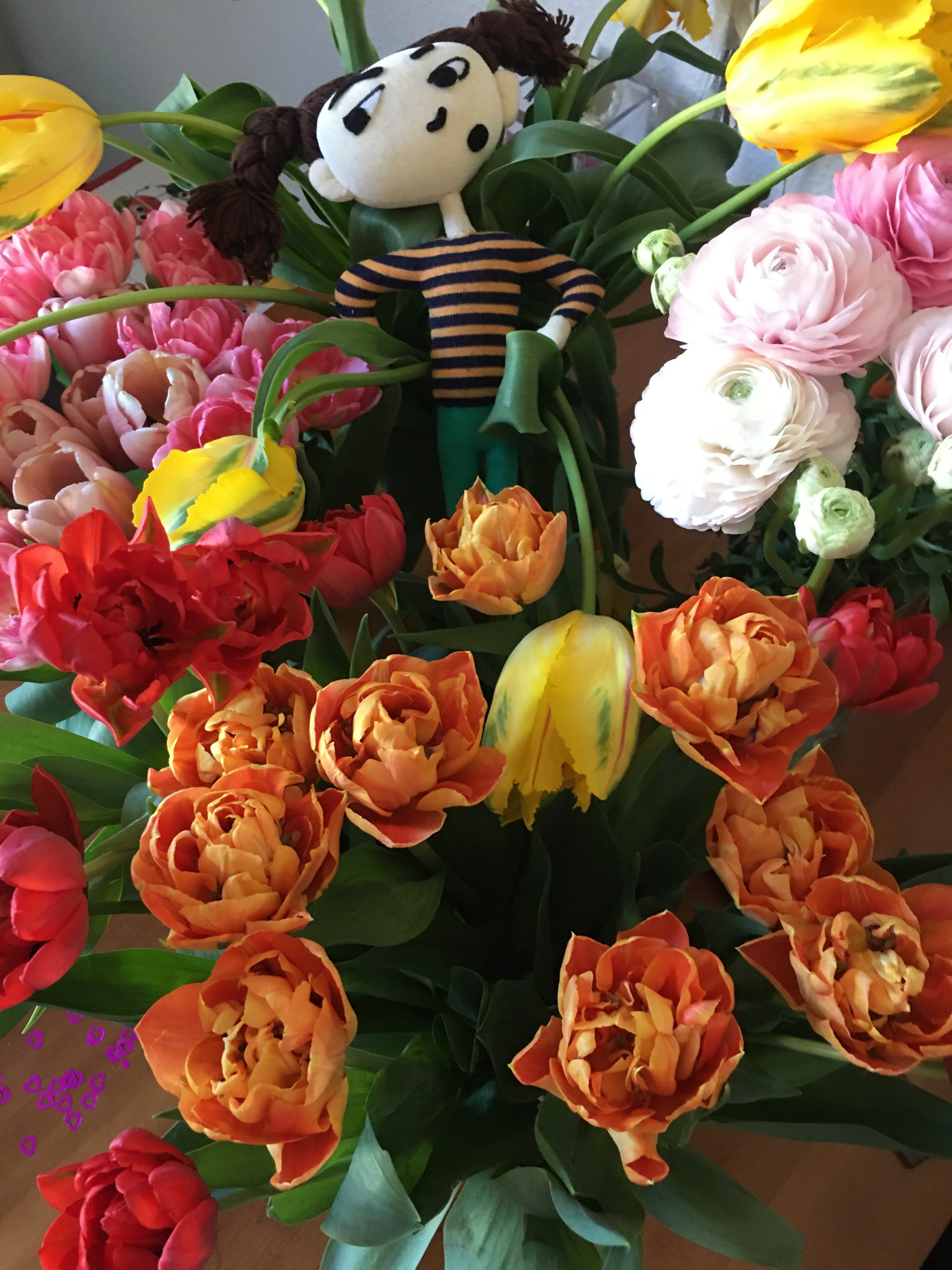 Marie sitzt mitten in einem bunten Tulpenstrauß – schwäbische Kurzgeschichte