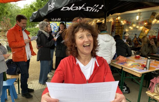 Marion beim Jodelkurs in Sachsenhausen, angeleitet vom Jodlclub – gemeinsames Singen vor dem NOX Wasserhäuschen.