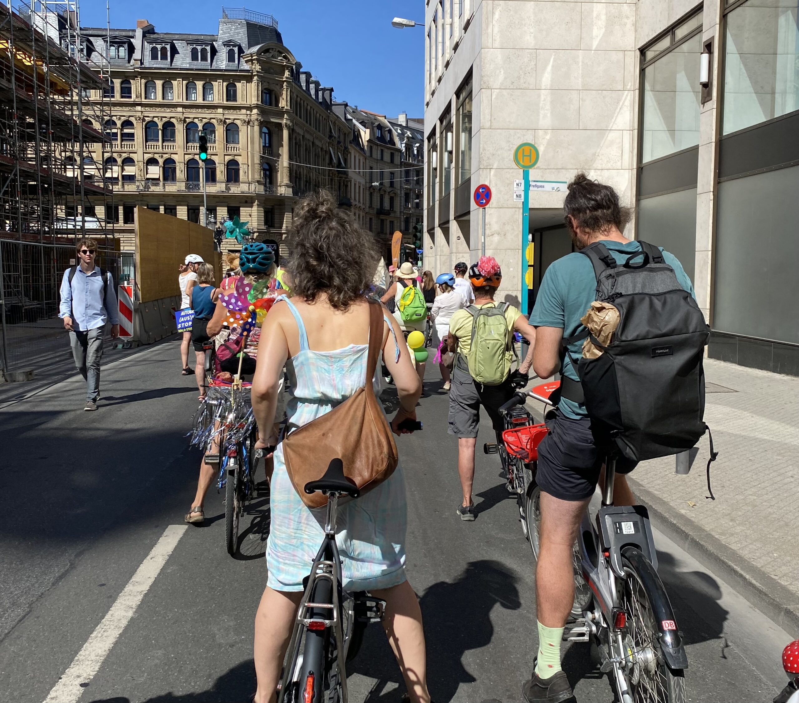 Teilnehmerinnen beim Fancy Women Bike Ride Frankfurt