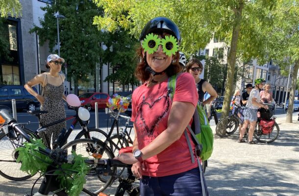 Marion Kinzig mit grünem Blätterschmuck am Fahrrad