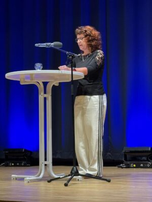 Marion Kinzig liest auf der Sebastian-blau-Gala 2026